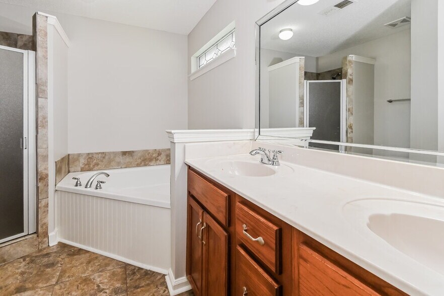 Building Photo - 4258 Ravenwood Dr N