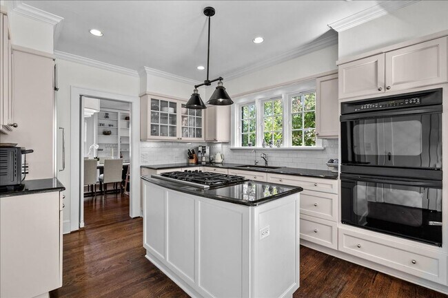 Building Photo - Manor Woods 5 Bedroom 2.5 Bathroom Colonial Home