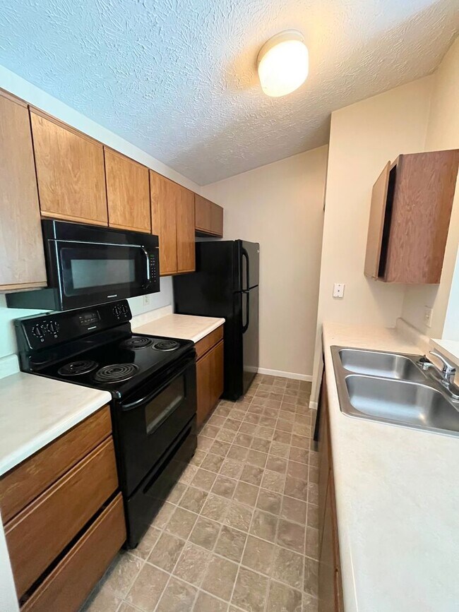 Building Photo - Beautiful 2BR/2BA Condo with Pool, Fitness Center & Private Balcony