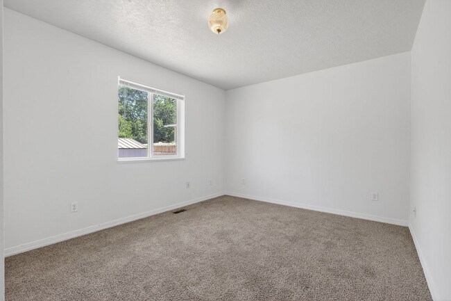 Building Photo - HUGE 6 bed 3 bath Home in Pocatello