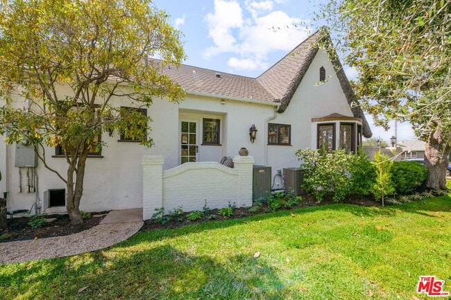 Building Photo - 802 Cochran Ave