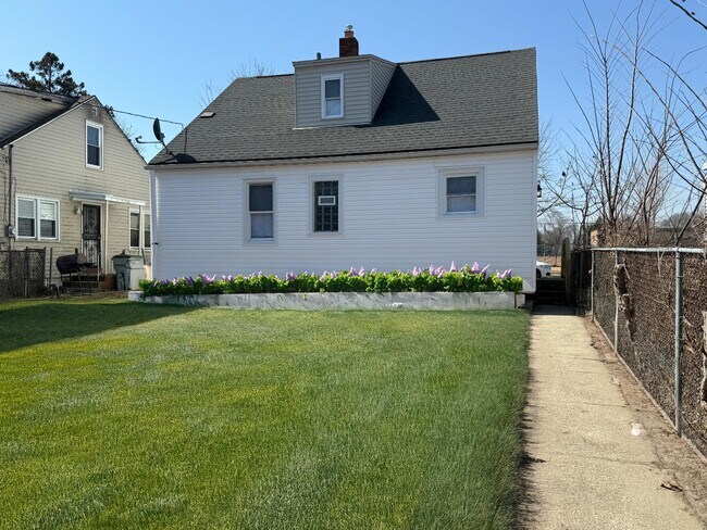 Building Photo - 4924 N 22nd St