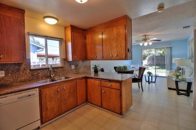 Building Photo - 39262 Sundale Dr