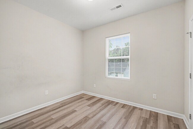 Building Photo - 635 Johns Ln