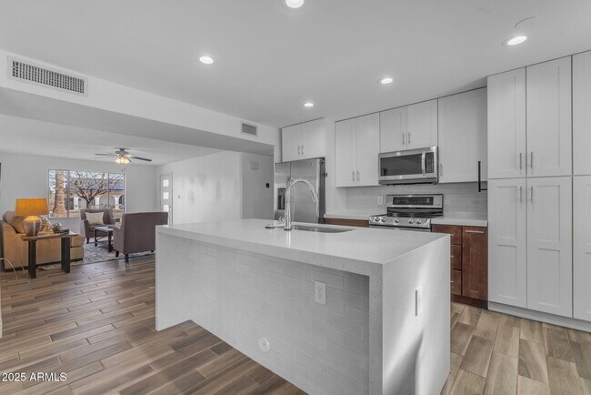 Building Photo - 2447 E La Jolla Dr