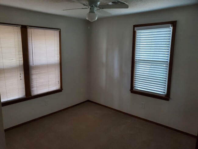 Building Photo - 2 bed 1 bath house with central heat and a...