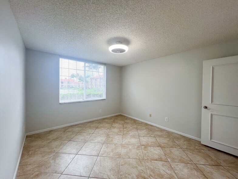 Building Photo - 1265 Wildwood Lakes Blvd