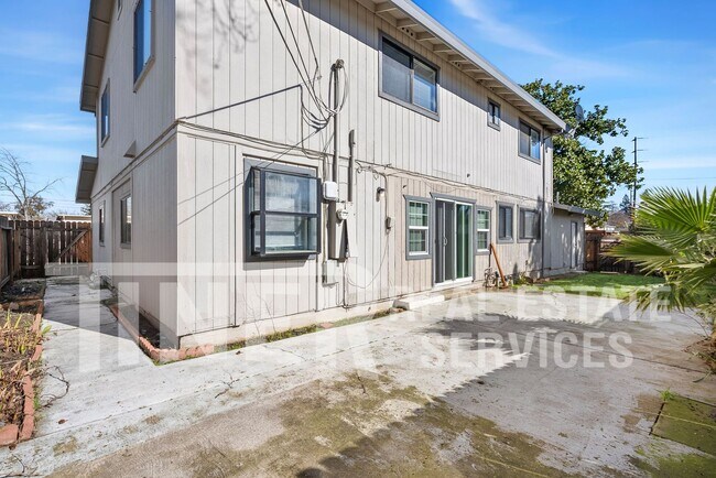 Building Photo - STUNNING UPDATED HOME 5 BEDROOM HOME ON CO...