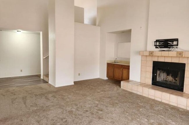 Building Photo - LARGE SECOND FLOOR CONDO