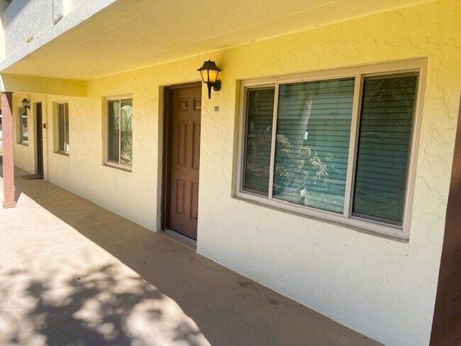 Building Photo - 2 Bedroom Coastal Convenience