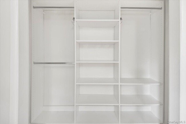 Building Photo - 10 2F