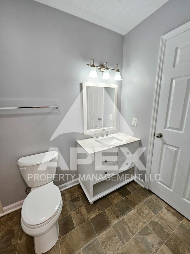 Building Photo - Beautiful 3 Bd 1.5 Ba Duplex Townhouse in ...