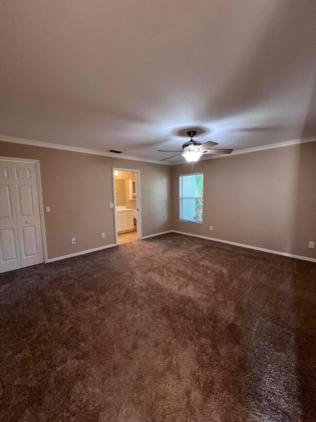 Building Photo - 830 Laurel Dr