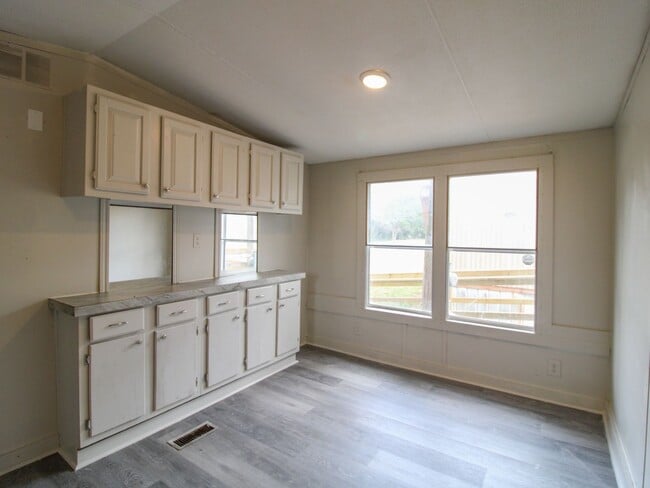 Building Photo - Nice Country Setting with Hill View!