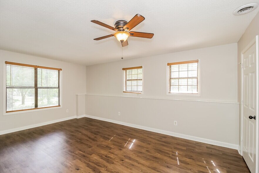 Building Photo - 3240 Beaver Dr