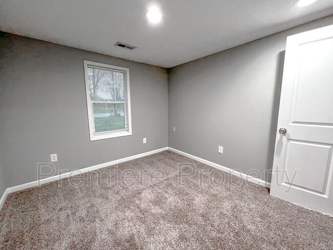 Building Photo - 611 N Hocker Ave