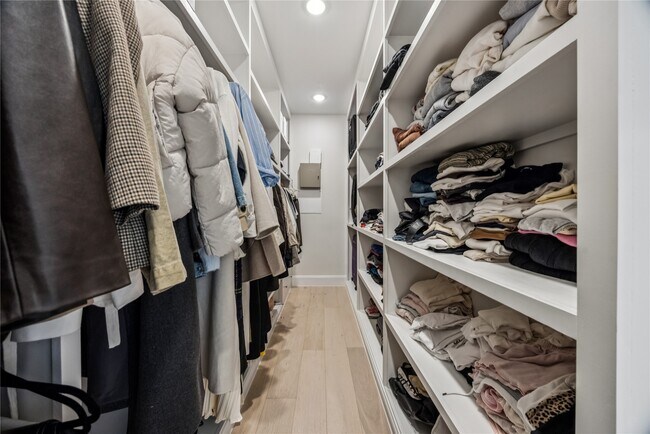 Building Photo - 1127 W 16th St