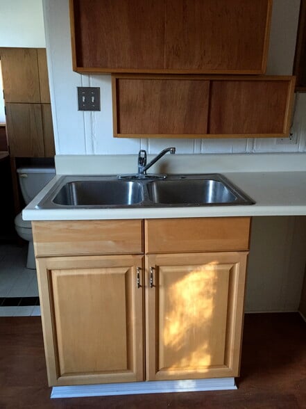 kitchen sink - 2085 Ivar Ave