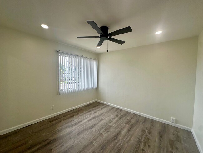 Building Photo - Upstairs 2 bedroom 1 bath apartment in PB, 4 blocks from ocean