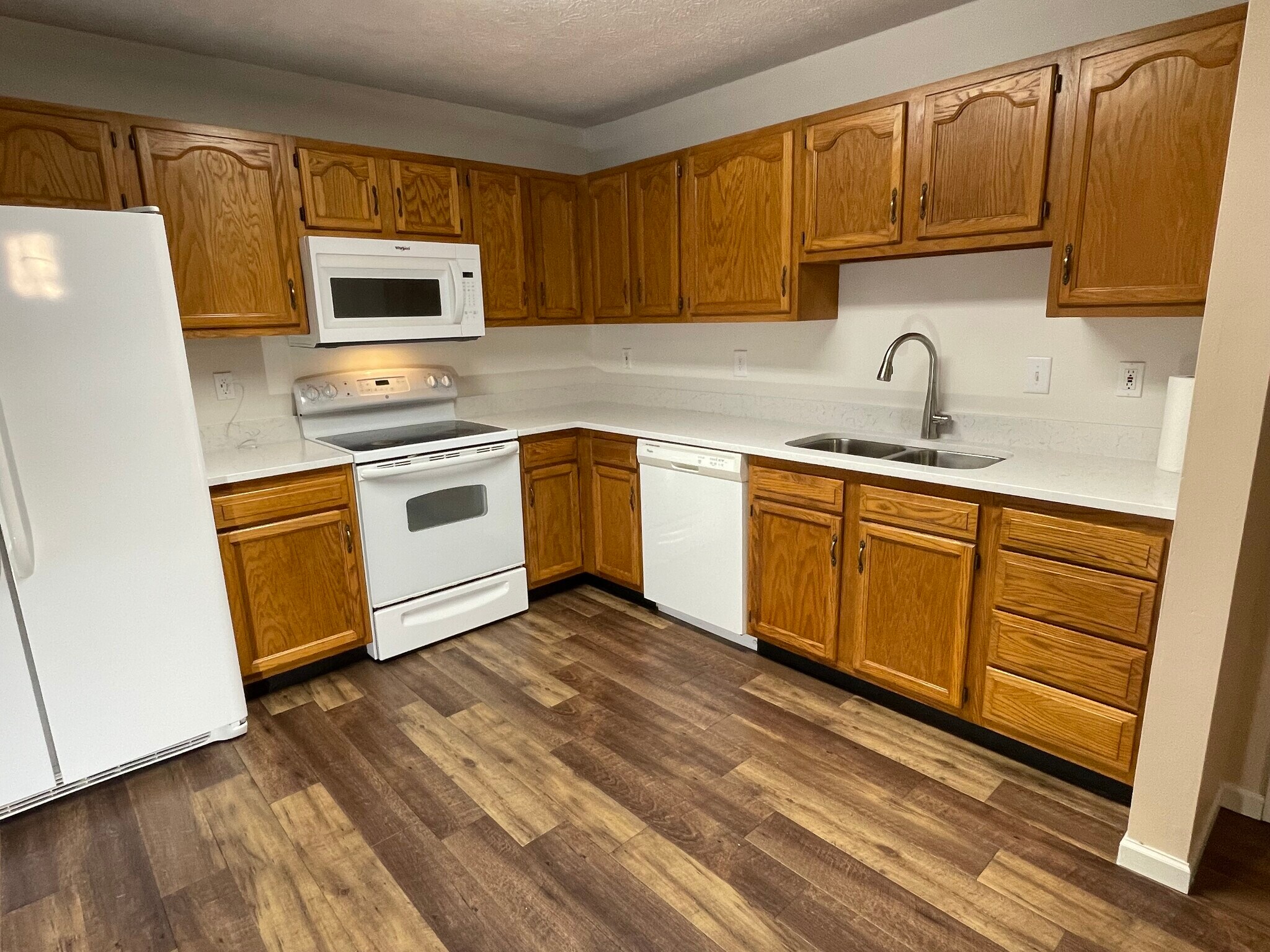 Large eat in kitchen with new quartz countertops and pantry - 2805 Horizon Dr