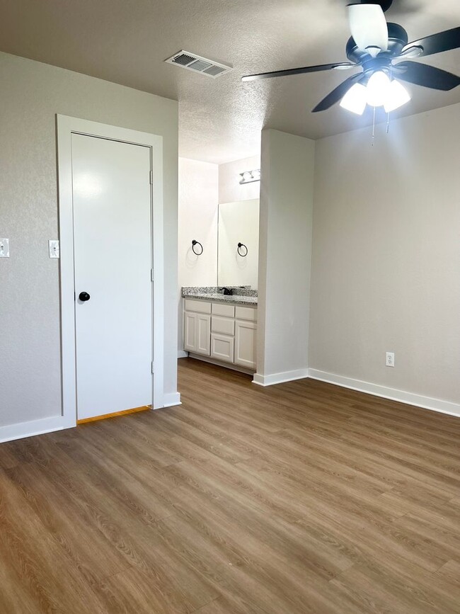 Building Photo - Charming Remodeled Duplex - Move- in READY!