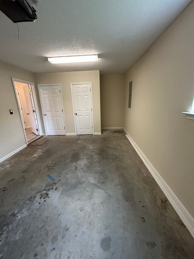 Building Photo - 3/2.5 Nice Townhouse in Armuchee- $1,350