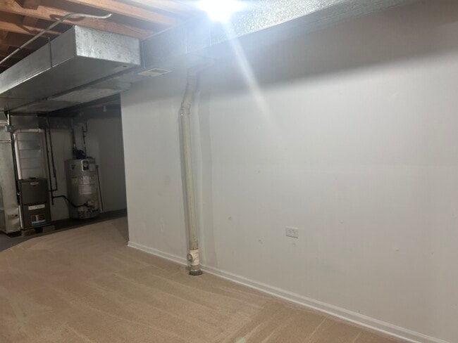 Building Photo - 646 White Ct