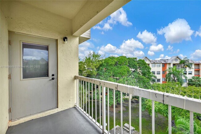 Building Photo - 8120 Geneva Ct