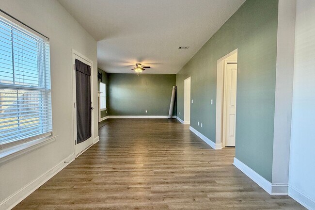 Building Photo - AVAILABLE NOW! (Pet Friendly)