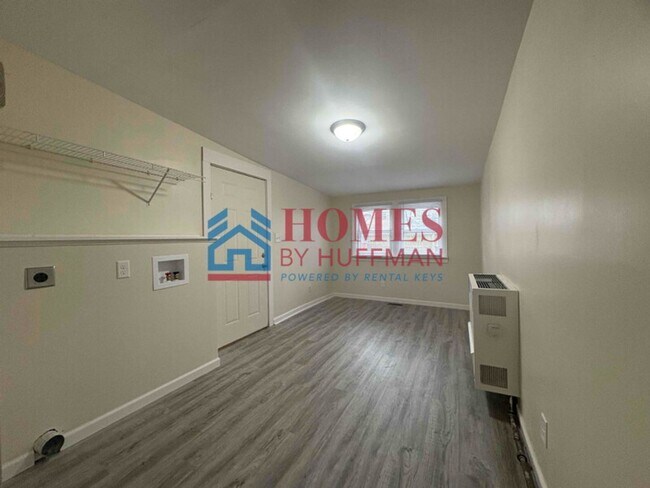 Building Photo - Three Bedroom House | Updated & Move In Ready!