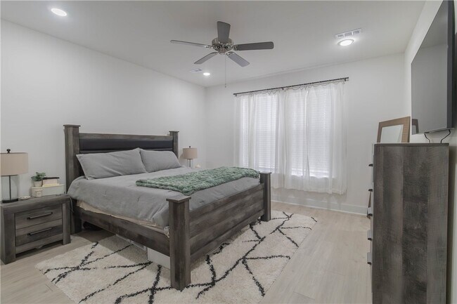 Building Photo - 112 S Broyles Ave