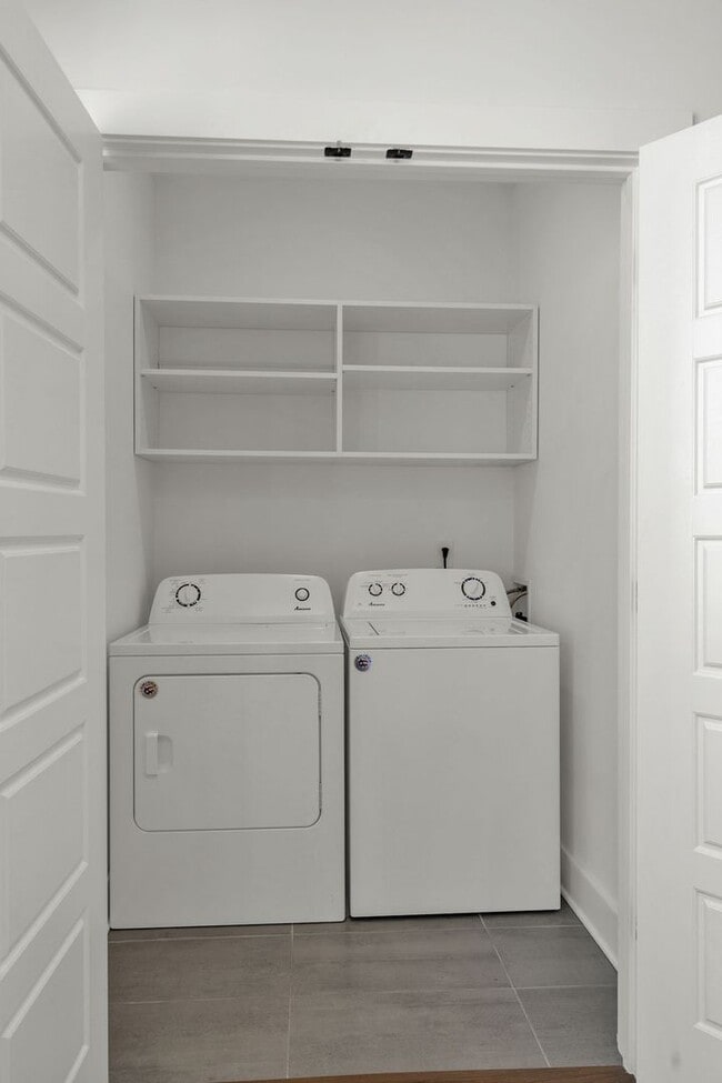 Building Photo - Modern Living In East Nashville!