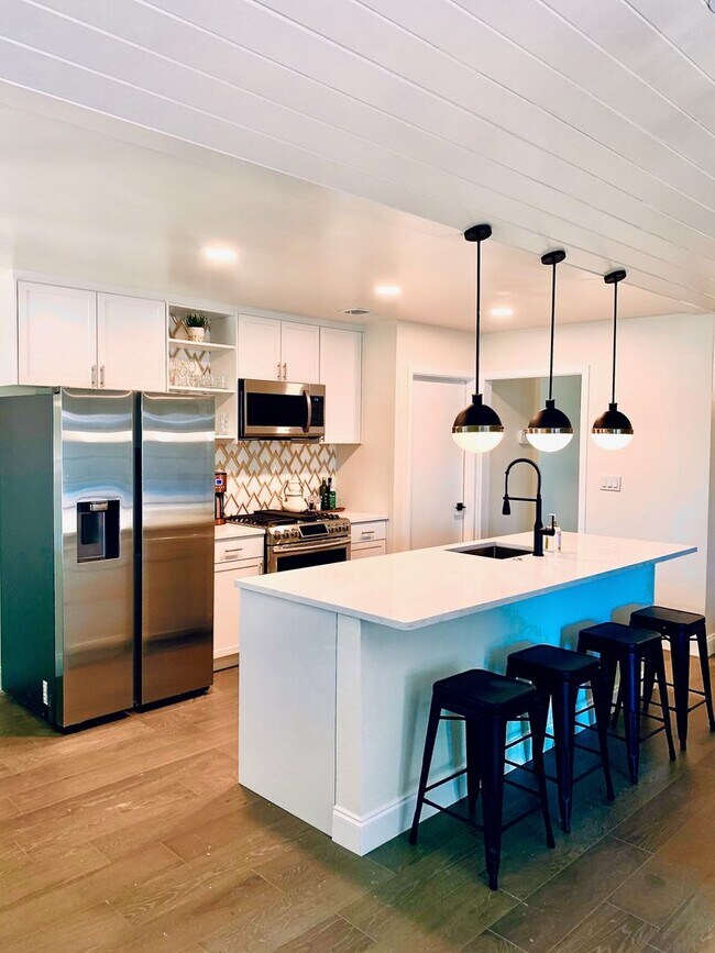 Building Photo - *** Near Domain * Stunning 4 Bedroom House * Fully Furnished * Designer Decorated * High End Luxu...