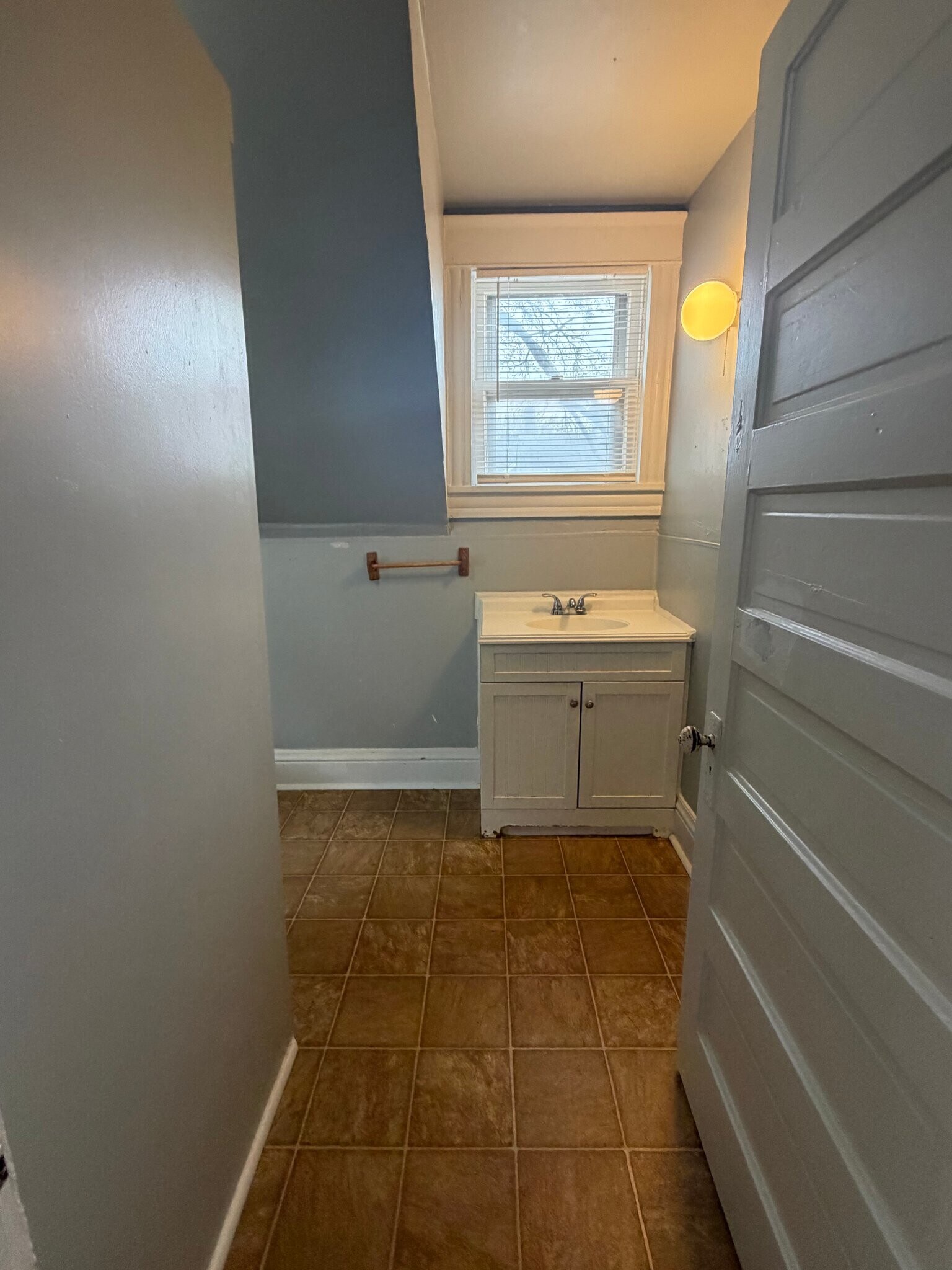 Building Photo - 616 W 6th St