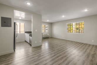 Building Photo - 1535 N Kenmore Ave