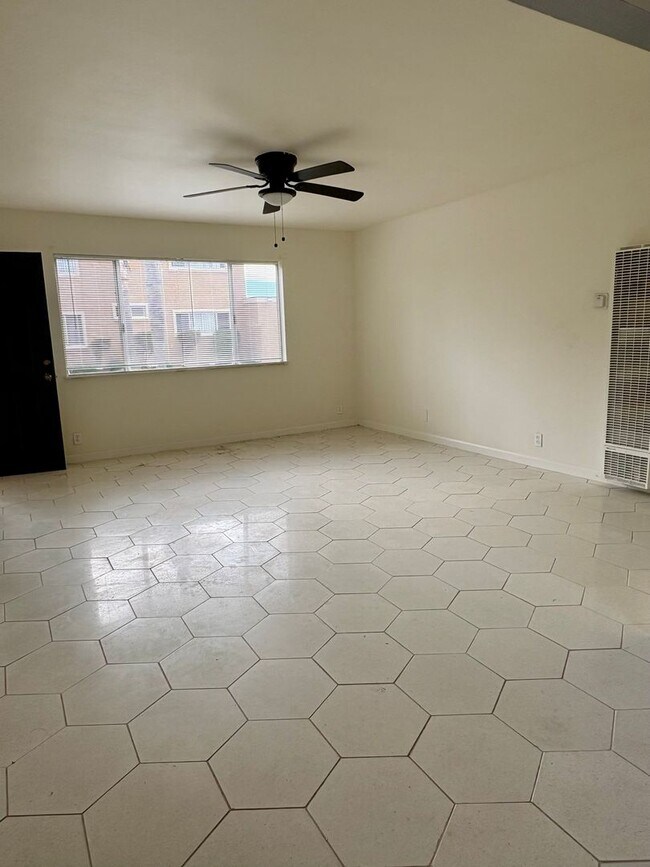 Building Photo - 1951 N Ventura Rd