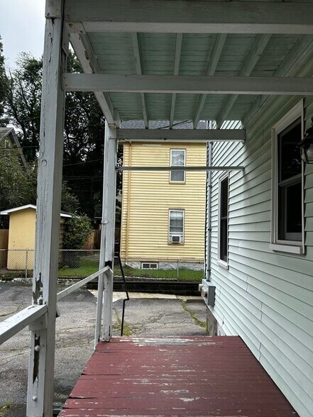 Building Photo - 27 Knoll St