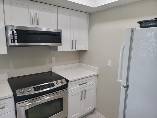 Building Photo - 1562 SE Royal Green Cir