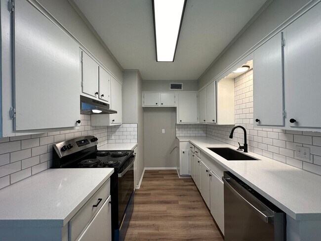 Building Photo - Edinburgh Duplex 4622/4624 - SERIES 308