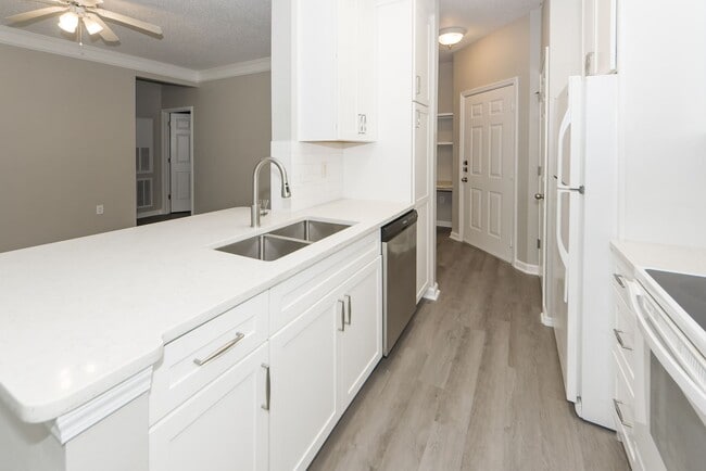 Building Photo - 1 Bedroom 1 Bath Condo in Southampton Pointe - Mt. Pleasant