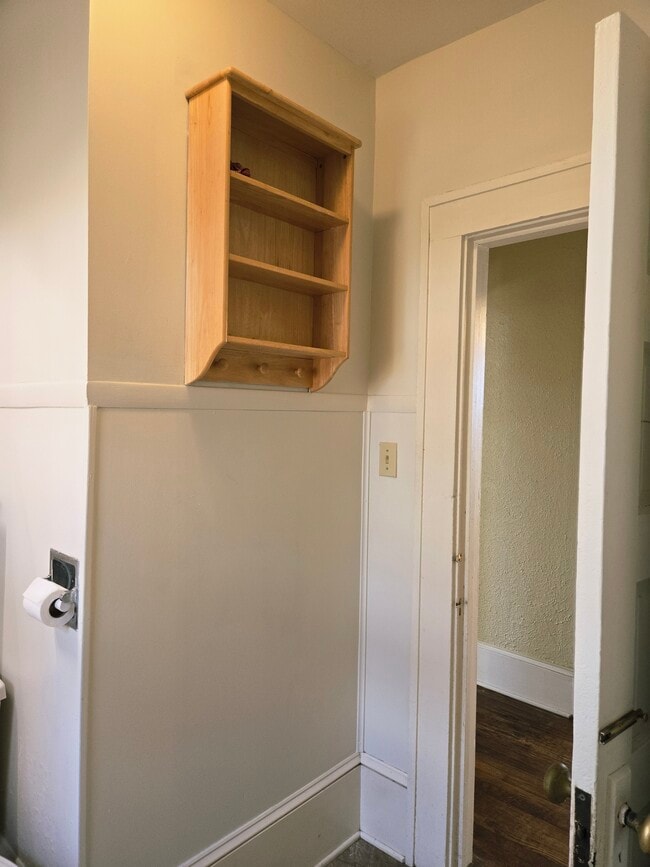 Building Photo - 12 E Chestnut St