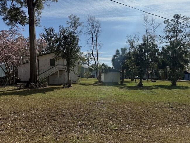 Building Photo - Spring Special! ONE MONTH FREE RENT! Moder...