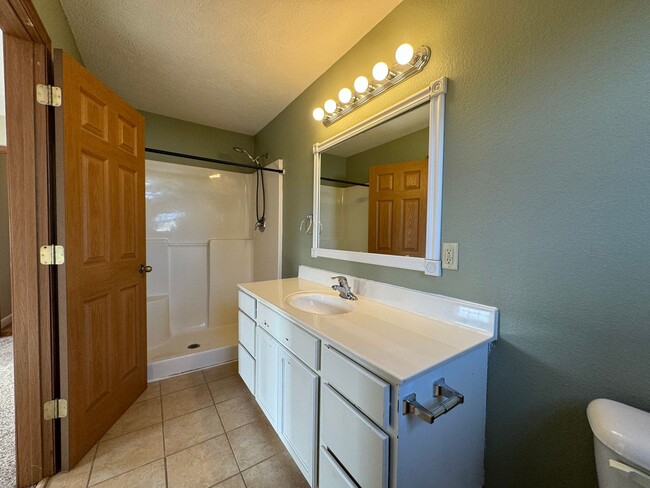 Building Photo - Summit’s Pass Beauty – Updated 3BR/2BA wit...