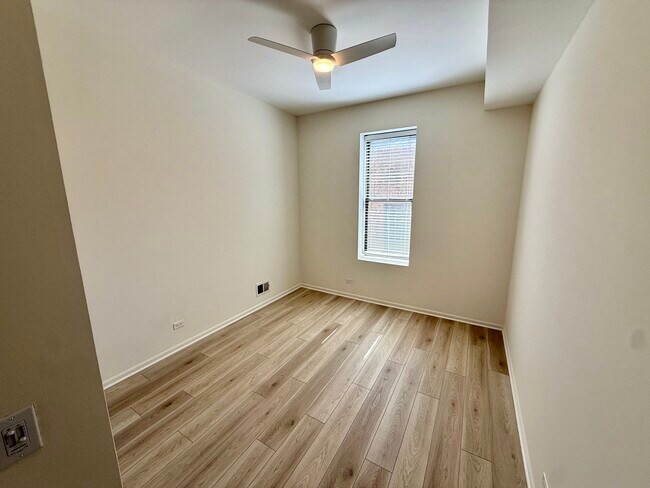 Building Photo - 937 W Armitage Ave