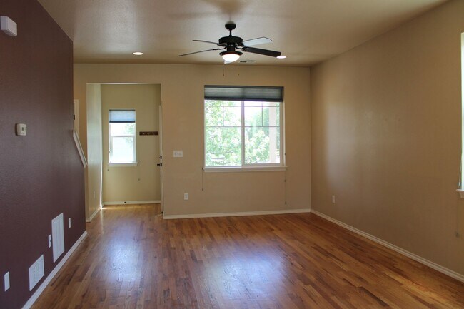 Building Photo - Stunning 3 Bedroom Home in North Fort Collins.