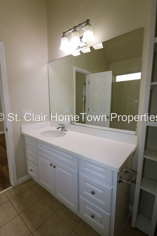 Building Photo - Family Home in Fox Hollow