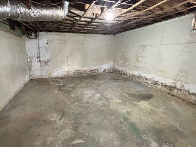 Building Photo - 925 Stanley Ave