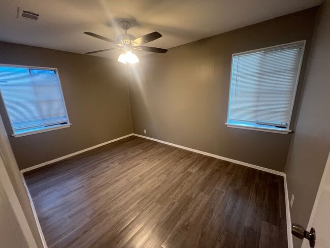 Building Photo - UTA proximity!