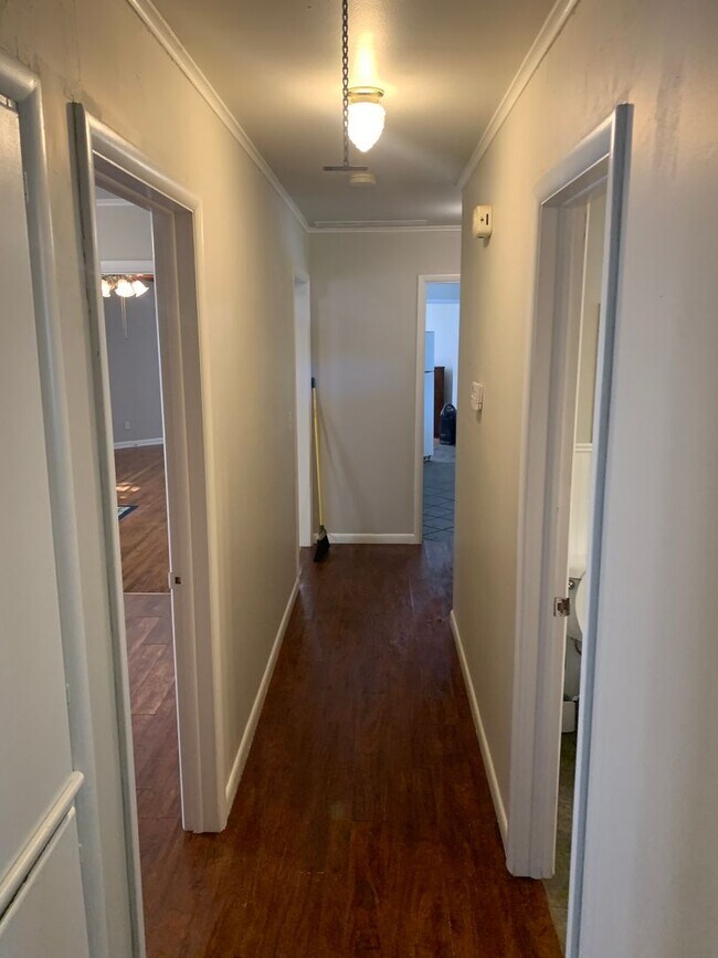 Building Photo - 805 N Hall Ave