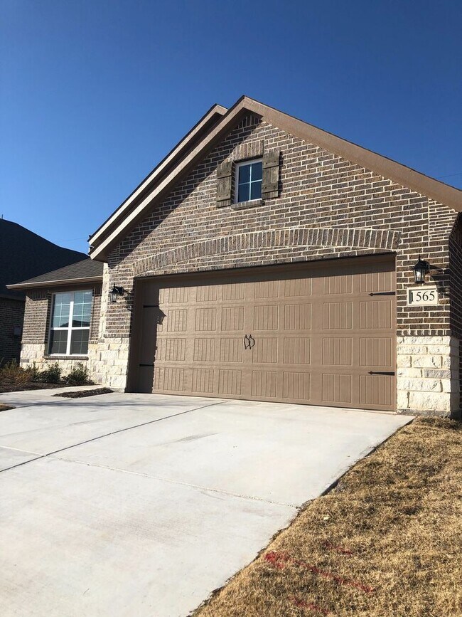Building Photo - Ranch-Style 3 Bedroom/2bath w Designated O...